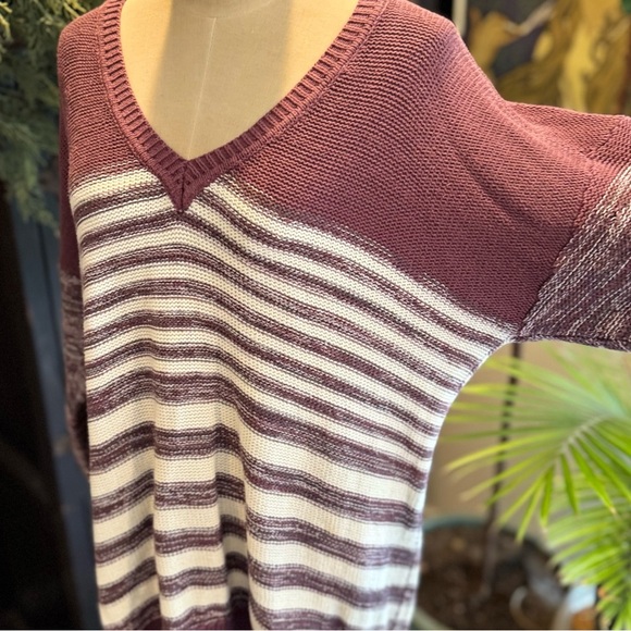 Urban Outfitters oversized slouchy v-neck stripped sweater - Picture 5 of 16